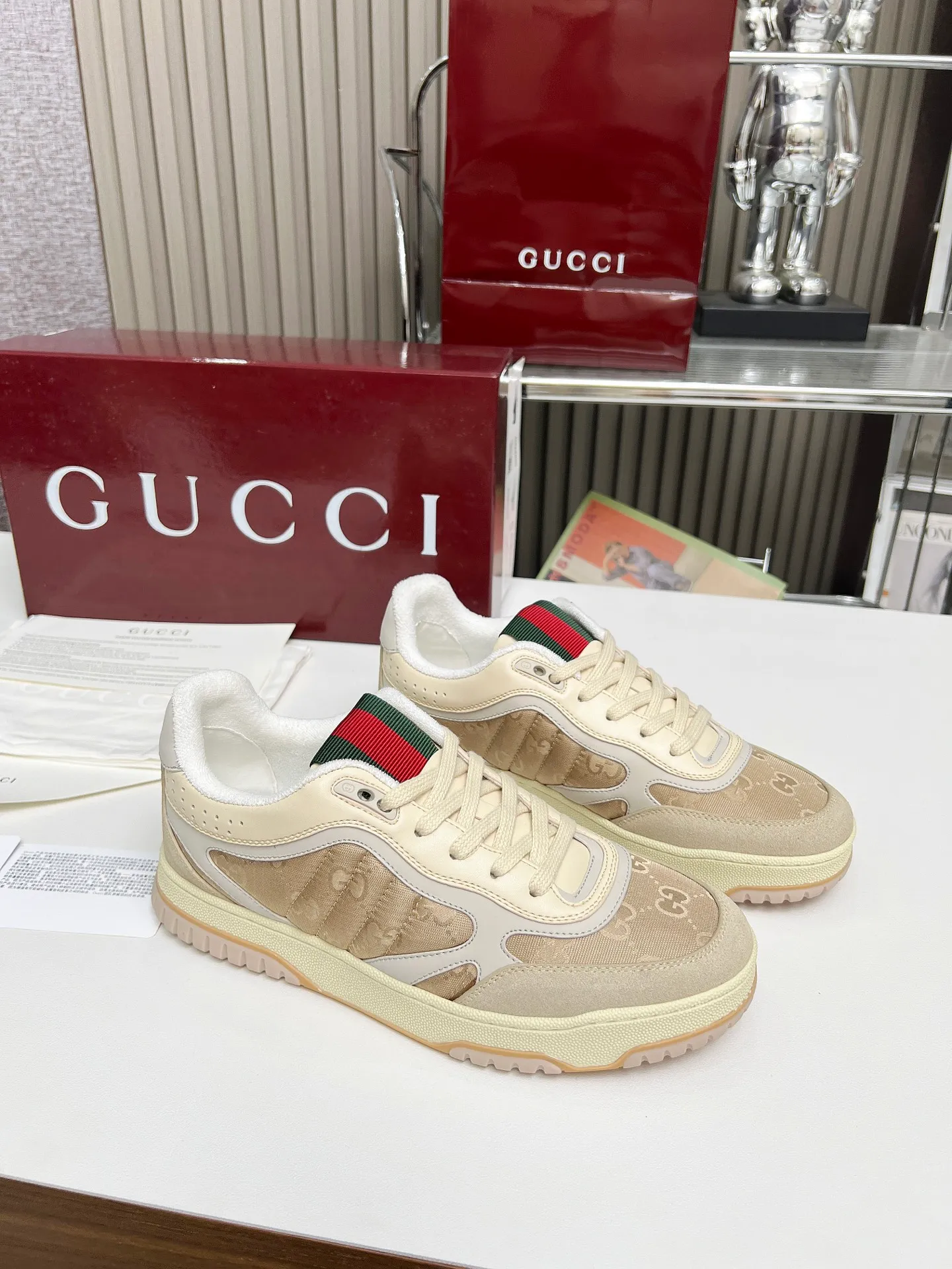 [G Home] P: 600💰 Couple size: Female 35-40. Male 39-44 (45 custom-made) 🆕2025.GUCC Gucci original order quality The latest popular high and low top aged couple sneakers series shipped original purchase development and production, this high and low top sneakers adopt a basketball-style silhouette design, cleverly integrated with hollow panels and distressed effects, showing unique ingenuity. The ingenuity incorporates brand logo details such as interlocking Double G styling accessories and Gucci lettering, a low-key tribute to the brand's design heritage. Exquisite packaging at the delivery counter 🛍📦 ▪️ Fabric: Original customized imported first-layer cowhide ▪️ Inner lining: Imported first-layer cowhide ▪️ Sole: Original molded two-color TPU sole ▪️ Sole thickness: 3cm